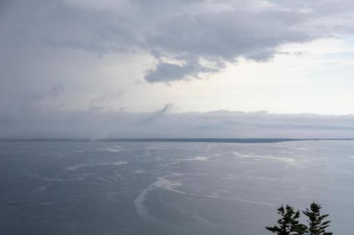 雷雲が近づいているサロマ湖 雷雲が近づいているサロマ湖の写真