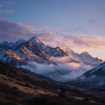 幻想的な光の山岳風景 幻想的な光の山岳風景の写真