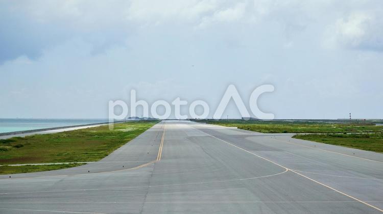 沖縄県那覇空港の滑走路 那覇,空港,滑走路の写真素材