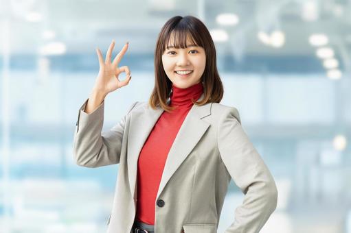 笑顔でOKポーズをする若い女性 女性,ok,笑顔の写真素材