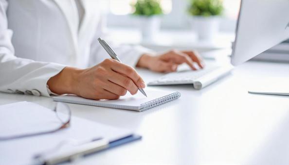メモを取る女性会社員の腕 メモを取る女性会社員の腕の写真