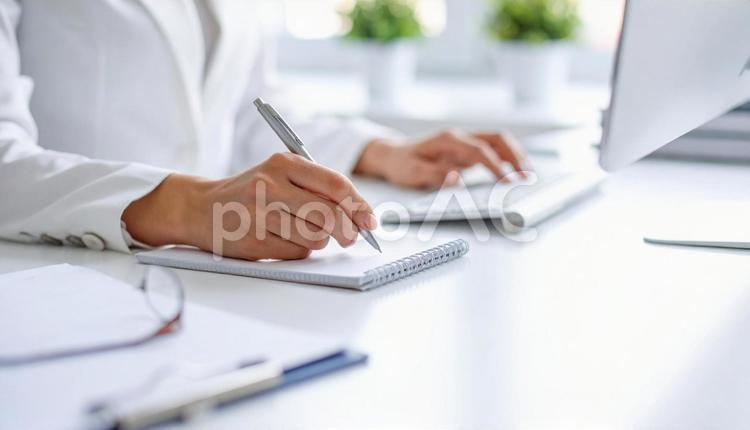 メモを取る女性会社員の腕 ビジネス,メモ,手帳の写真素材