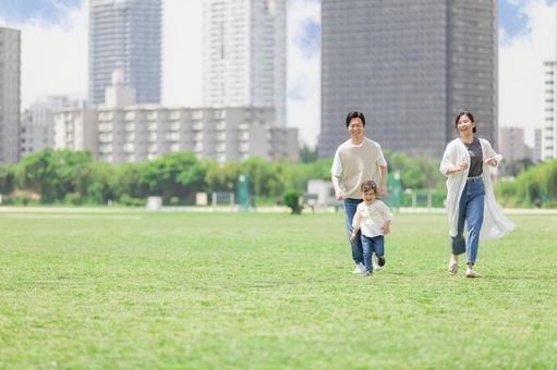追いかけっこする親子 追いかけっこする親子 人物,家族,追いかけっこの写真素材