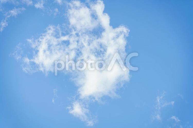 晴れた日の青空と白い雲 空,テクスチャー,背景素材の写真素材