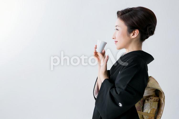 冷酒を飲む黒留袖の女性 着物,冷酒,笑顔の写真素材