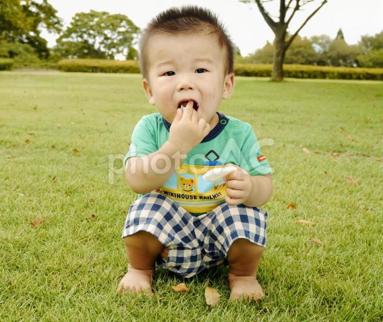公園でおやつを食べる子供 おせんべい,食べる,子供の写真素材