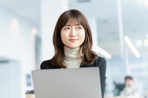 パソコンを使う女性・ビジネスウーマン パソコンを使う女性・ビジネスウーマン 女性,パソコン,仕事の写真素材