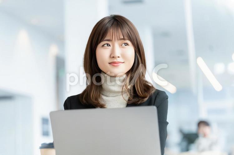 パソコンを使う女性・ビジネスウーマン 女性,パソコン,人物の写真素材