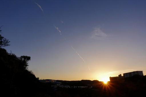 住宅街の夜明け~夏~322 住宅街の夜明け~夏~322 朝日,日の出,早朝の写真素材