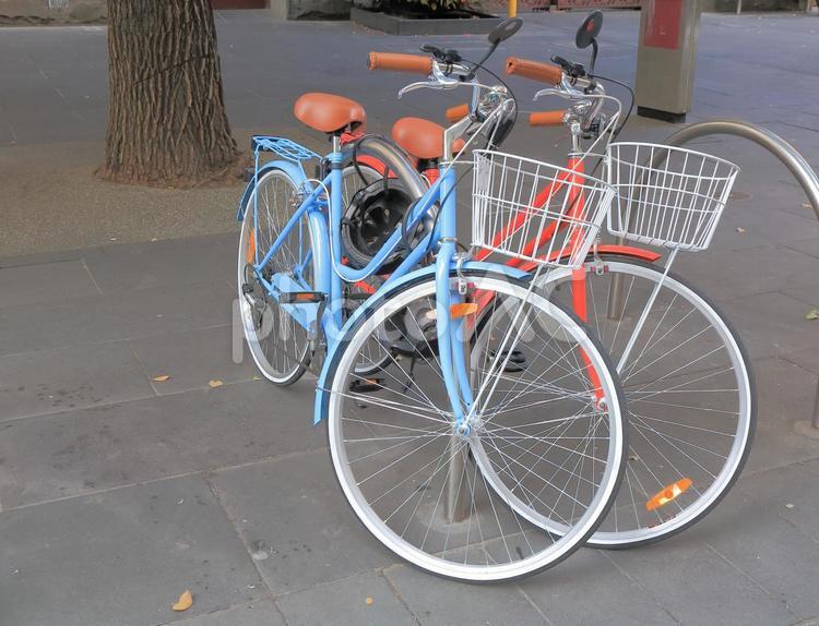 赤と青の自転車 自転車,バイク,道路，道の写真素材