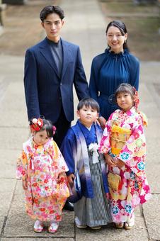 七五三家族みんなで記念撮影 七五三家族みんなで記念撮影 七五三,お参り,七五三参りの写真素材