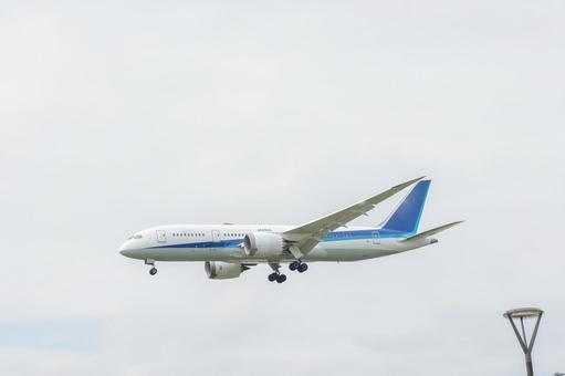 曇り空の下、福岡空港に着陸 曇り空の下、福岡空港に着陸 飛行機,航空機,旅客機の写真素材