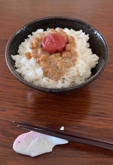 あきたこまちご飯に納豆とかつお梅の茶碗飯 あきたこまちご飯に納豆とかつお梅の茶碗飯の写真