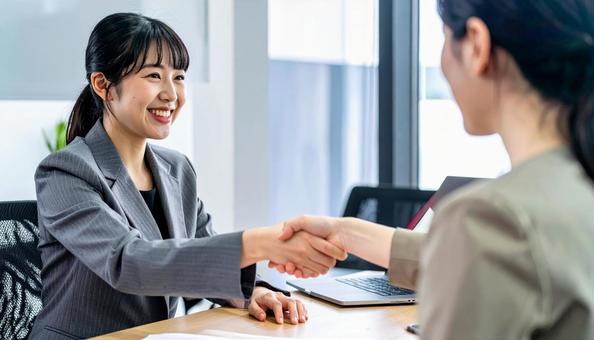 握手するビジネスパーソンの写真