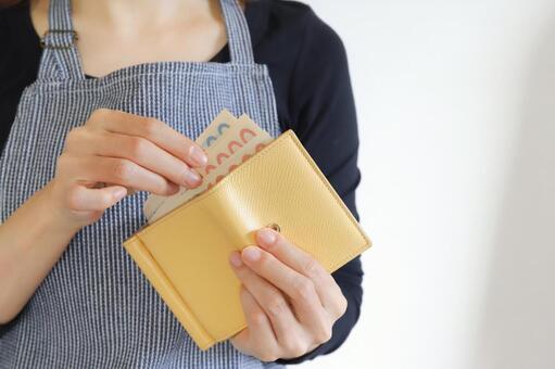 財布からお金を出す主婦　家計 財布,家計,支払いの写真素材