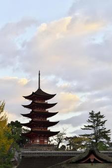 厳島神社から五重塔の写真