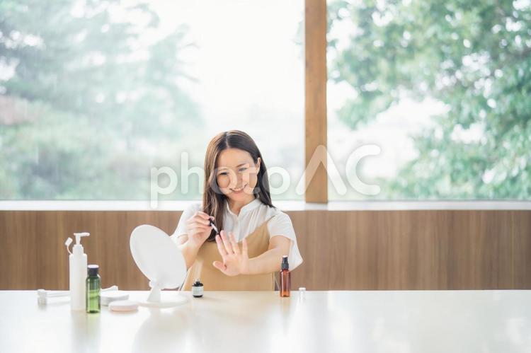 家でセルフネイルをする女性 ネイル,セルフネイル,ネイルケアの写真素材