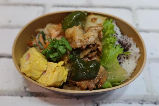 回鍋肉中心のお弁当 回鍋肉中心のお弁当 弁当,ホイコーロー,中華の写真素材
