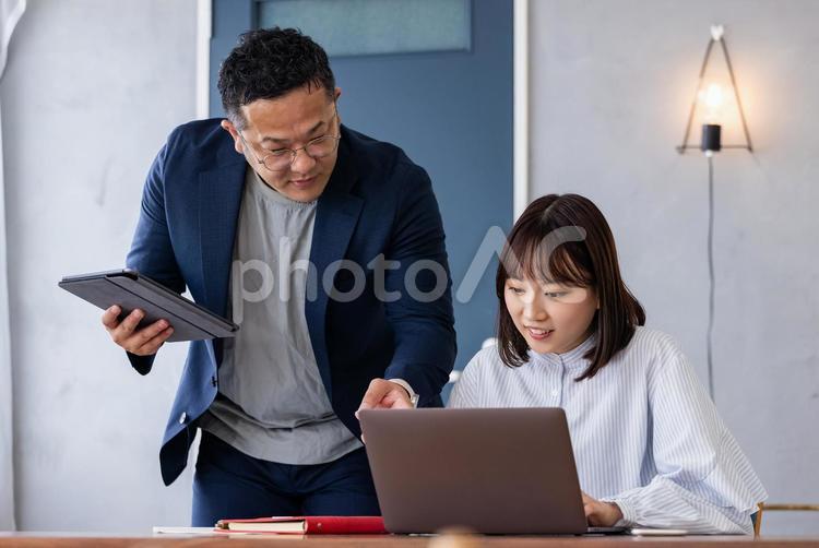 ミーティングをする男女のビジネスマン 男性,女性,ビジネスの写真素材