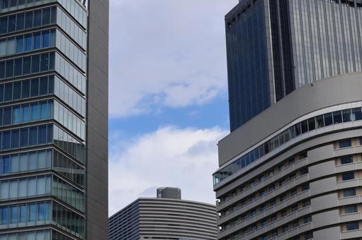 ビルの間の青空と雲と高層ビルの街並み ビル,間,青空の写真素材