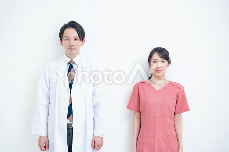 白衣を着た男性とスクラブを着た女性 看護師,女性,医者の写真素材