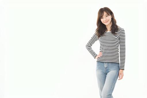 若い女性 ボーダー ポーズ 腰 手 若い女性 ボーダー ポーズ 腰 手 女性,人物,かわいいの写真素材