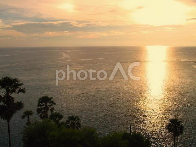 海に映る夕日 海,夕日,反射の写真素材