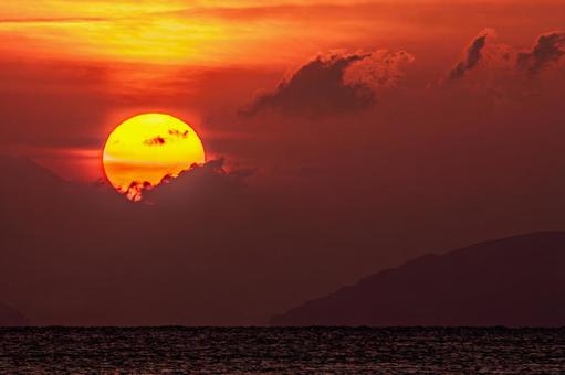 燃えるような夕日と海 燃えるような夕日と海 太陽,水平線,夕焼け空の写真素材