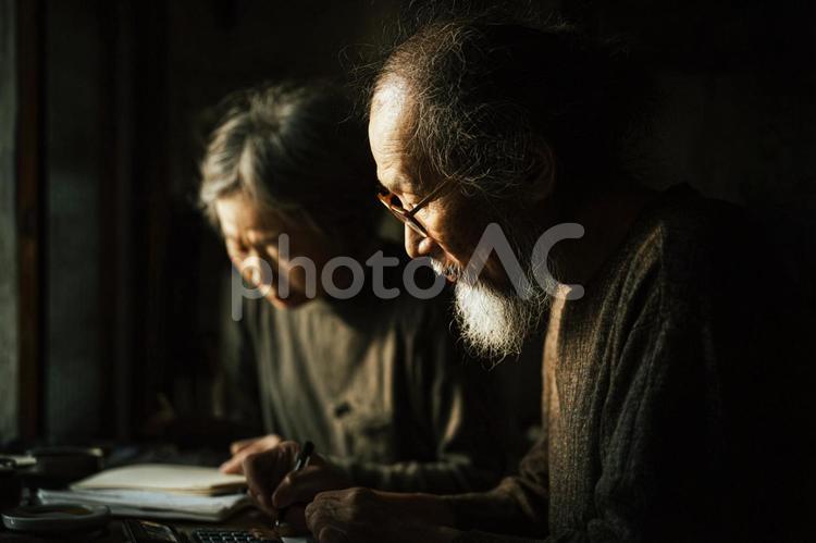  家計簿を計算する老夫婦 日本人高齢者,夫婦,家計簿の写真素材