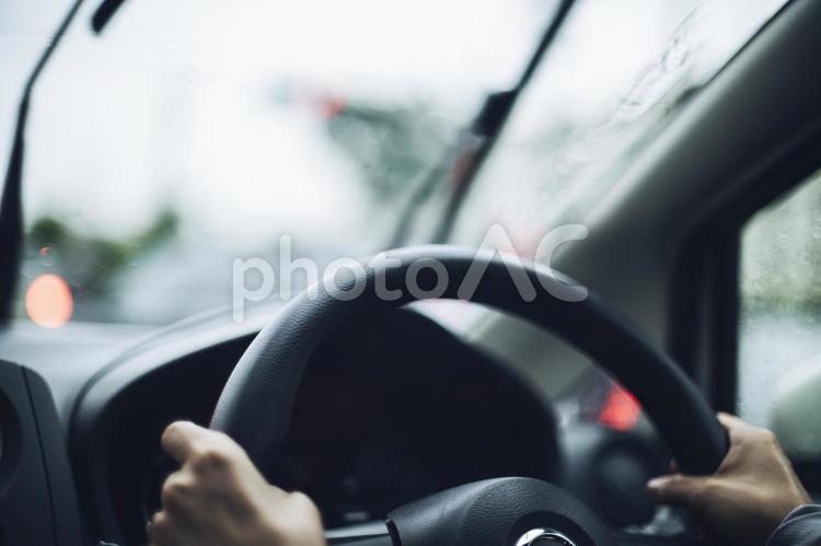 雨の中を運転する女性 運転,女性,人物の写真素材
