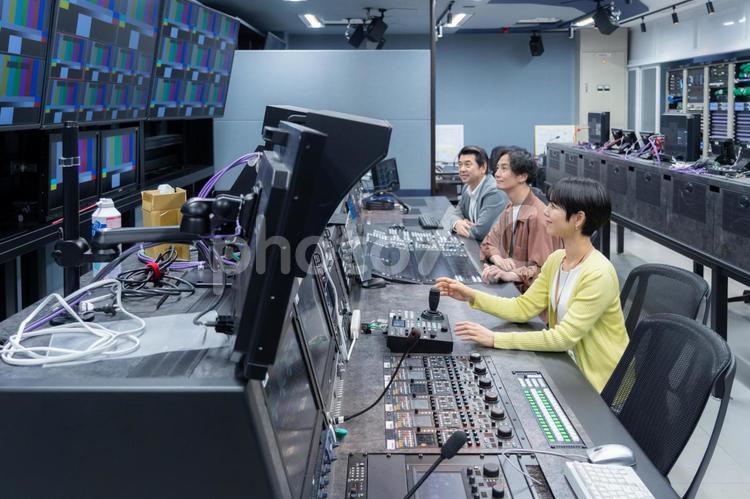 TV局の調整室で働くディレクター 映像編集,エンジニア,tv局の写真素材