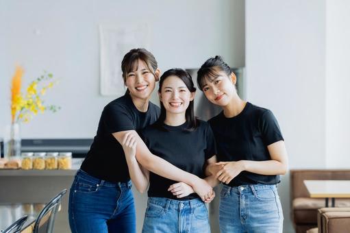 カフェで働く若い女性 カフェで働く若い女性 アルバイト,カフェ,飲食店の写真素材