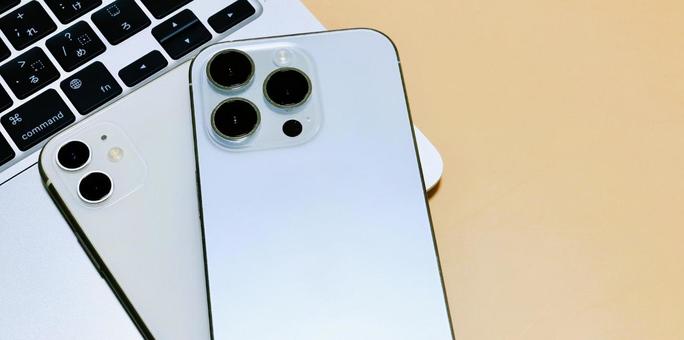 2台のスマホ 情報の共有 同期 転送 2台のスマホ 情報の共有 同期 転送 スマホ,2台,コピースペースの写真素材
