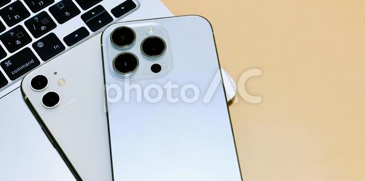 2台のスマホ　情報の共有　同期　転送 スマホ,2台,コピースペースの写真素材