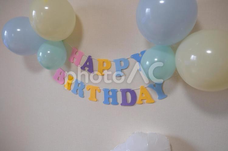 お家で誕生日の飾りつけ 誕生日,飾り,風船の写真素材