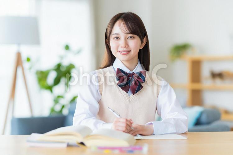 自宅で勉強をする女子高生 高校生,女子,笑顔の写真素材