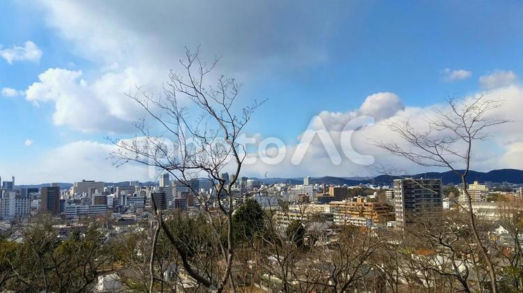 岡山玉井宮東照宮からみる岡山市 景色,風景,雲の多い空の写真素材