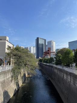 神田川9月:天高く秋の西新宿高層ビル 縦 神田川9月:天高く秋の西新宿高層ビル 縦 高層,ビル,マンションの写真素材