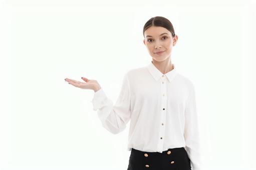 右手でポーズするカメラ目線の外国人女性 右手でポーズするカメラ目線の外国人女性 女性,笑顔,にっこりの写真素材