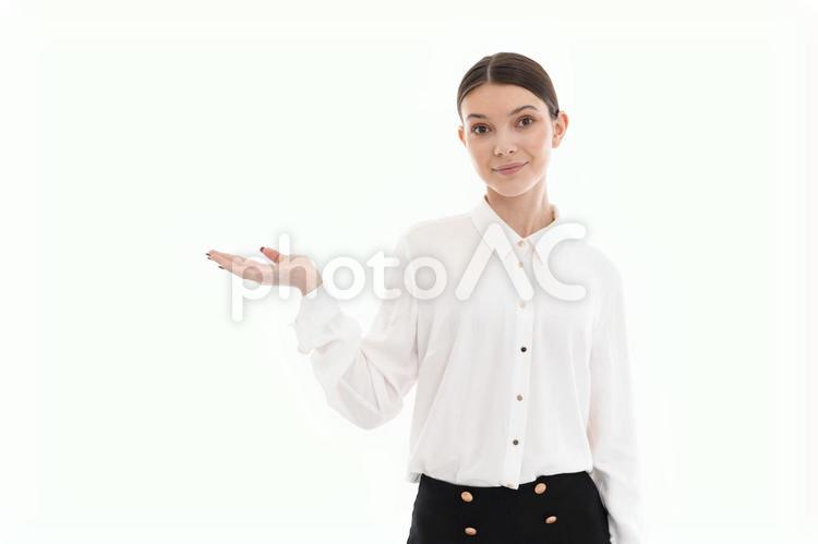 右手でポーズするカメラ目線の外国人女性 女性,笑顔,にっこりの写真素材