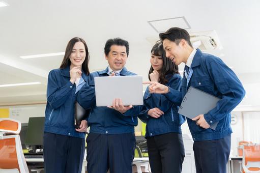 オフィスで働く作業服のエンジニア オフィスで働く作業服のエンジニア エンジニア,会議,不動産の写真素材