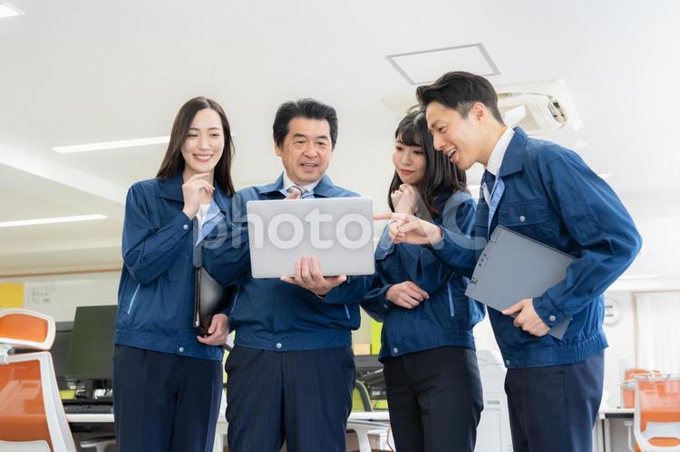 オフィスで働く作業服のエンジニア エンジニア,会議,不動産の写真素材