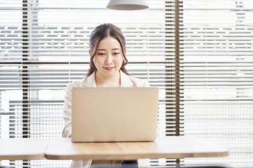 Asian woman working on a laptop, mujer, una mujer de negocios, pc portátil, JPG