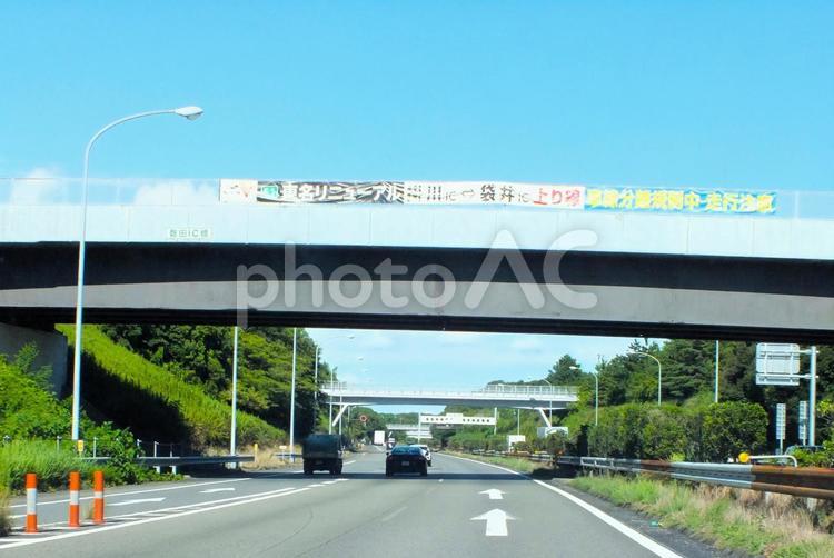 架道橋の下を通過する車　合流地点の影 跨道橋,立体交差,合流の写真素材