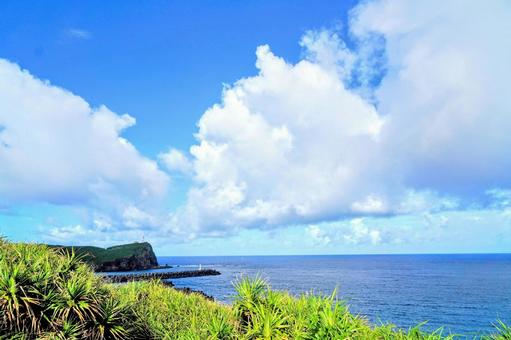 沖縄・与那国島の久部良から見る西崎と海 沖縄・与那国島の久部良から見る西崎と海の写真