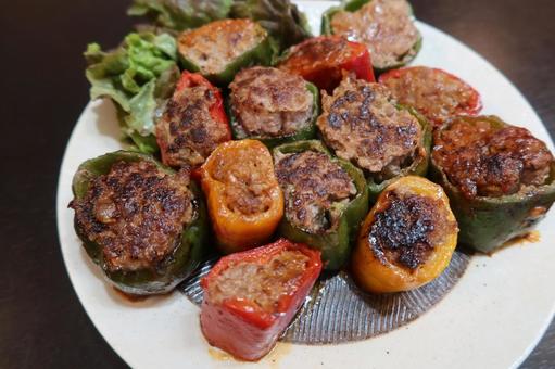 ピーマンの肉詰め ピーマンの肉詰め ピーマン,肉詰め,パプリカの写真素材
