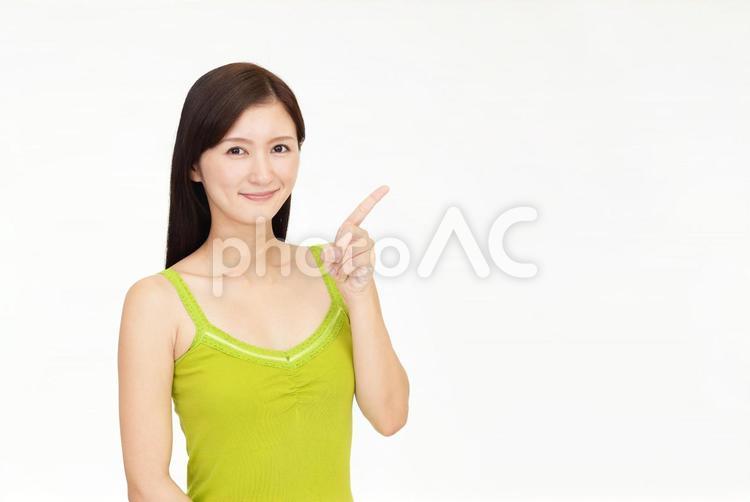 指示する笑顔の女性 女性,女,笑顔の写真素材