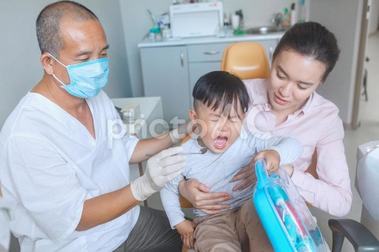 歯の治療を受ける子供10 歯医者,歯科医,男性の写真素材
