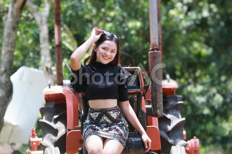 美人女性　森の中で散歩m_0563 自然,広場,木の写真素材