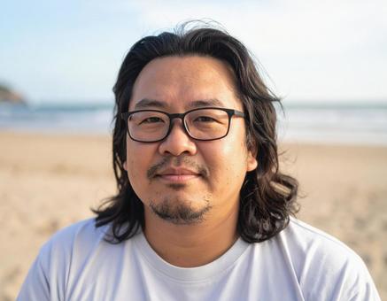 ビーチにいる男性のクローズアップ ビーチにいる男性のクローズアップの写真